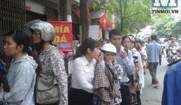 Xếp hàng dài chờ mua bánh Trung thu ngon nổi tiếng Hà Nội